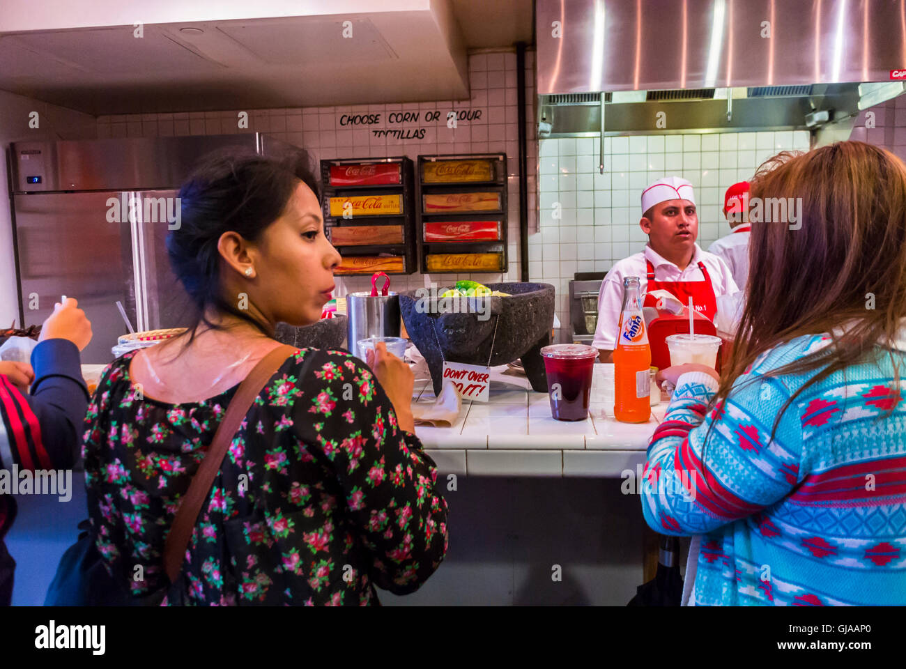 New York, NY, États-Unis, femmes commandant de la nourriture au comptoir de déjeuner du restaurant mexicain Food à Chelsea Market, les femmes de la ville homme, par derrière Banque D'Images