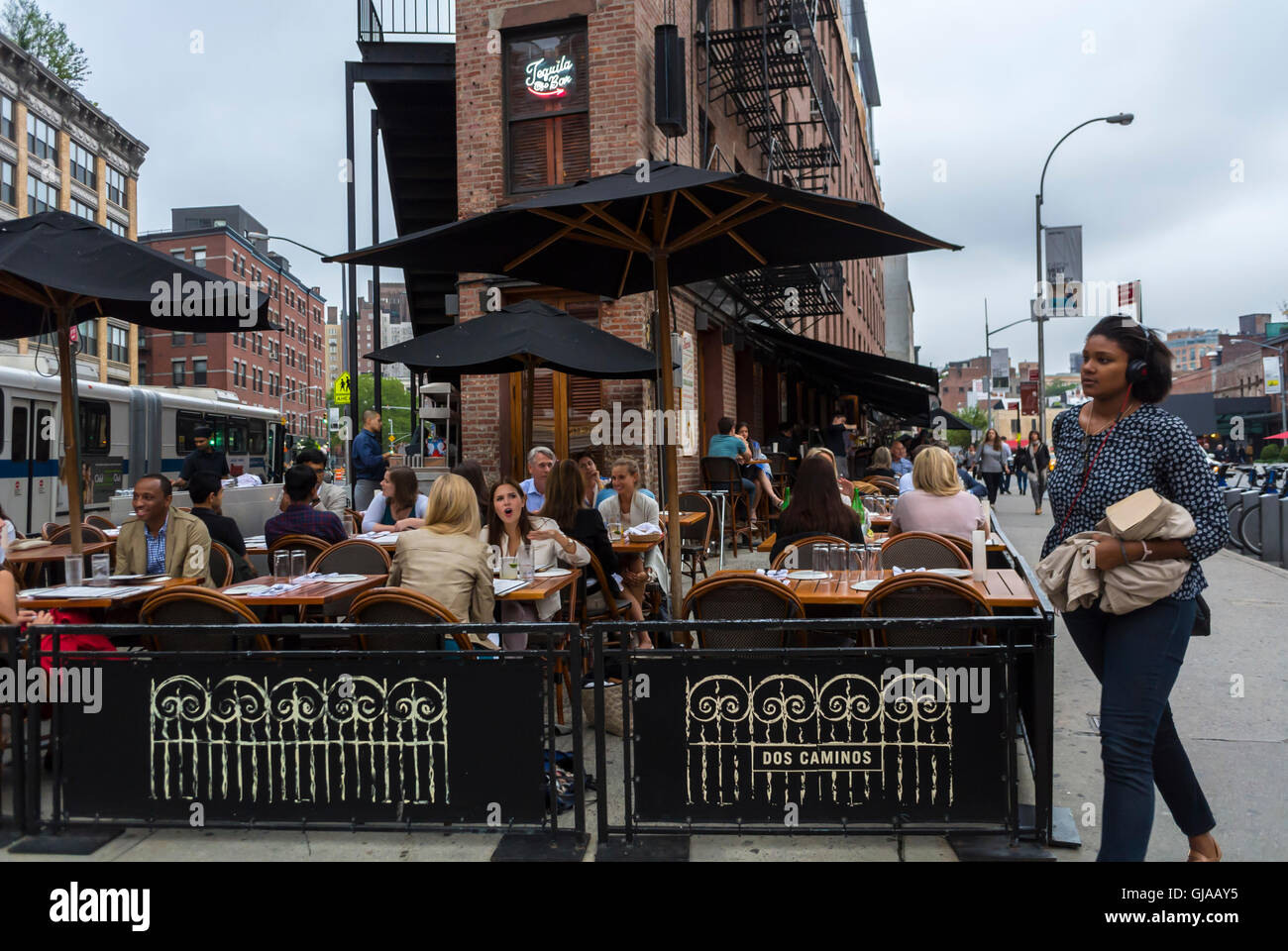 New York, NY, USA, une foule de gens américains dans le café-restaurant local 'dos Caminos' sur terrasse-trottoir, 'quartier d'emballage de manger' quartiers locaux, terrasse de restaurant surpeuplée Banque D'Images