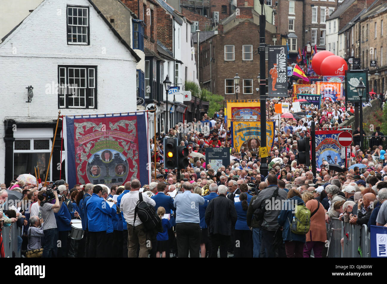 © sous licence à london news photos. 09/07/2016 Durham, Royaume-Uni.. la procession des bannières et les bandes, il y a manière cependant dur durham Banque D'Images