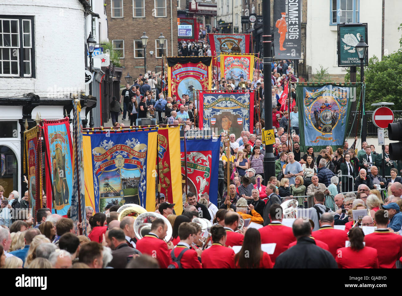 La procession des bannières et les bandes, il y a manière cependant Durham Durham pendant le gala des mineurs dans le comté de Durham, Royaume-Uni. Le gala je Banque D'Images