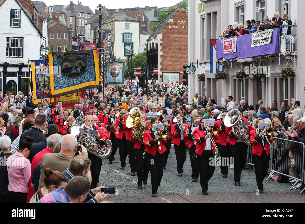© sous licence à london news photos. 09/07/2016 Durham, Royaume-Uni.. la procession des bannières et les bandes, il y a manière cependant dur durham Banque D'Images