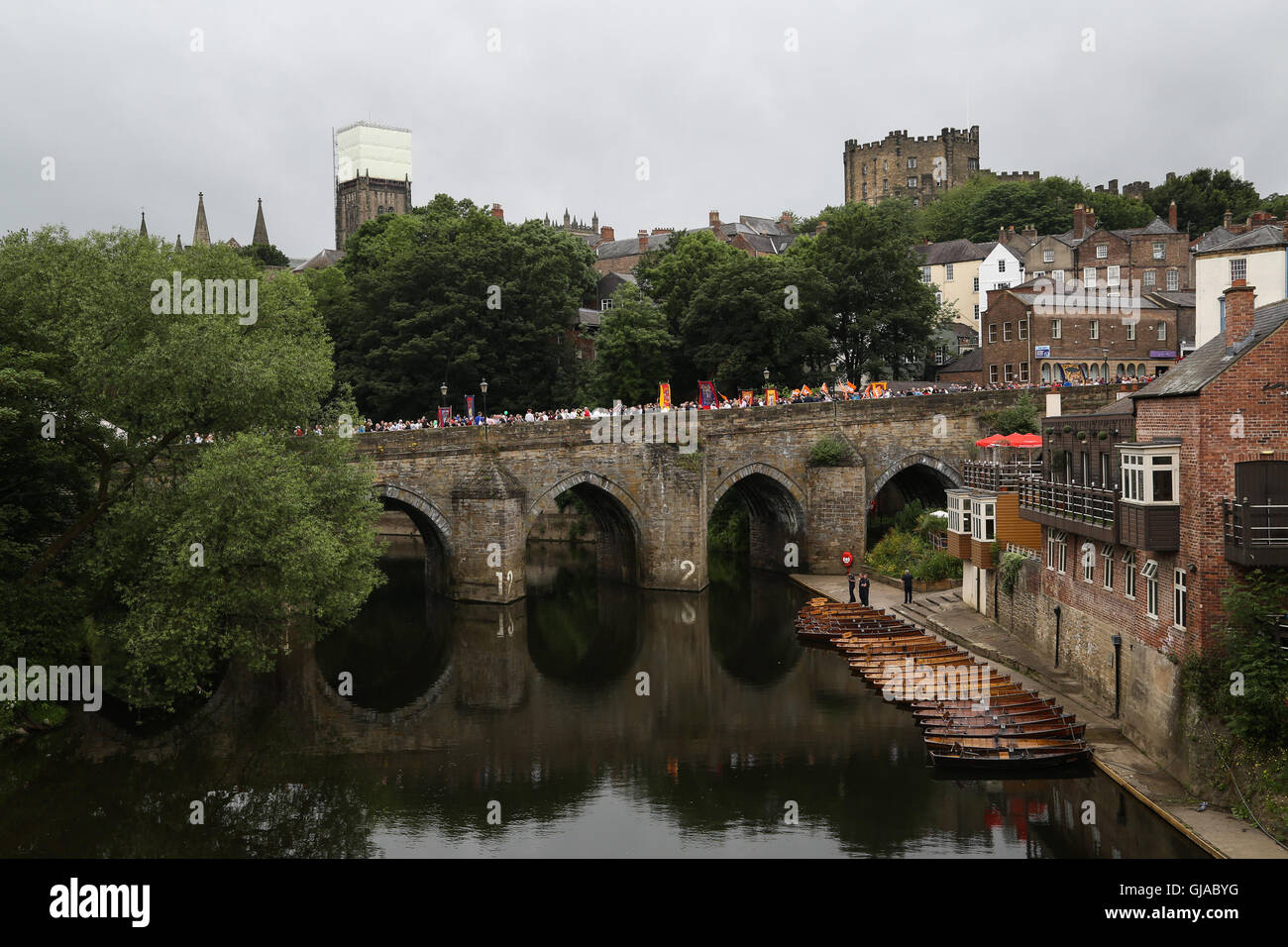 Durham, Royaume-Uni. La procession des bannières et les bandes, il n'y voie plus l'elvet pont pendant la gala mineurs. Banque D'Images