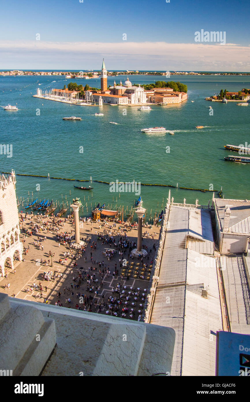 Vue sur la Piazzetta (premier plan), vers l'île de San Giorgio Maggiore, à Venise, Vénétie, Italie. Banque D'Images