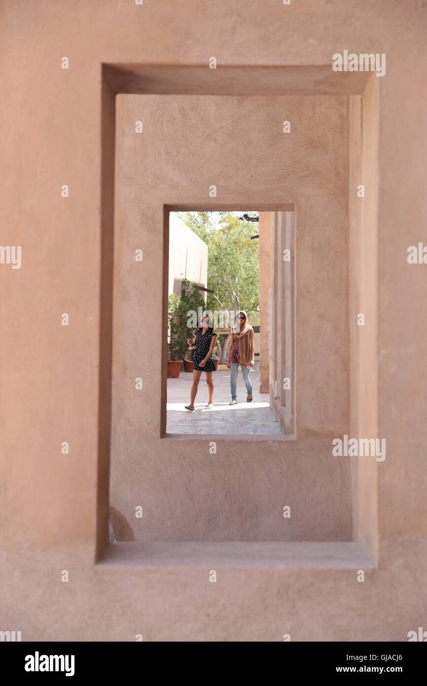 Deux femmes du Moyen-Orient-à la promenade à travers le quartier historique Al Fahidi, DUBAÏ, ÉMIRATS ARABES UNIS Banque D'Images