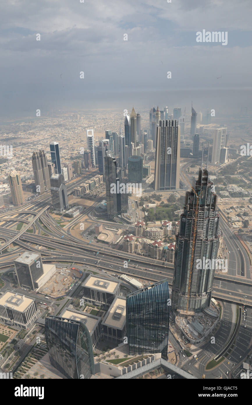 Vue depuis la tour Burj Khalifa, Dubai, Émirats arabes unis, au Moyen-Orient. Banque D'Images