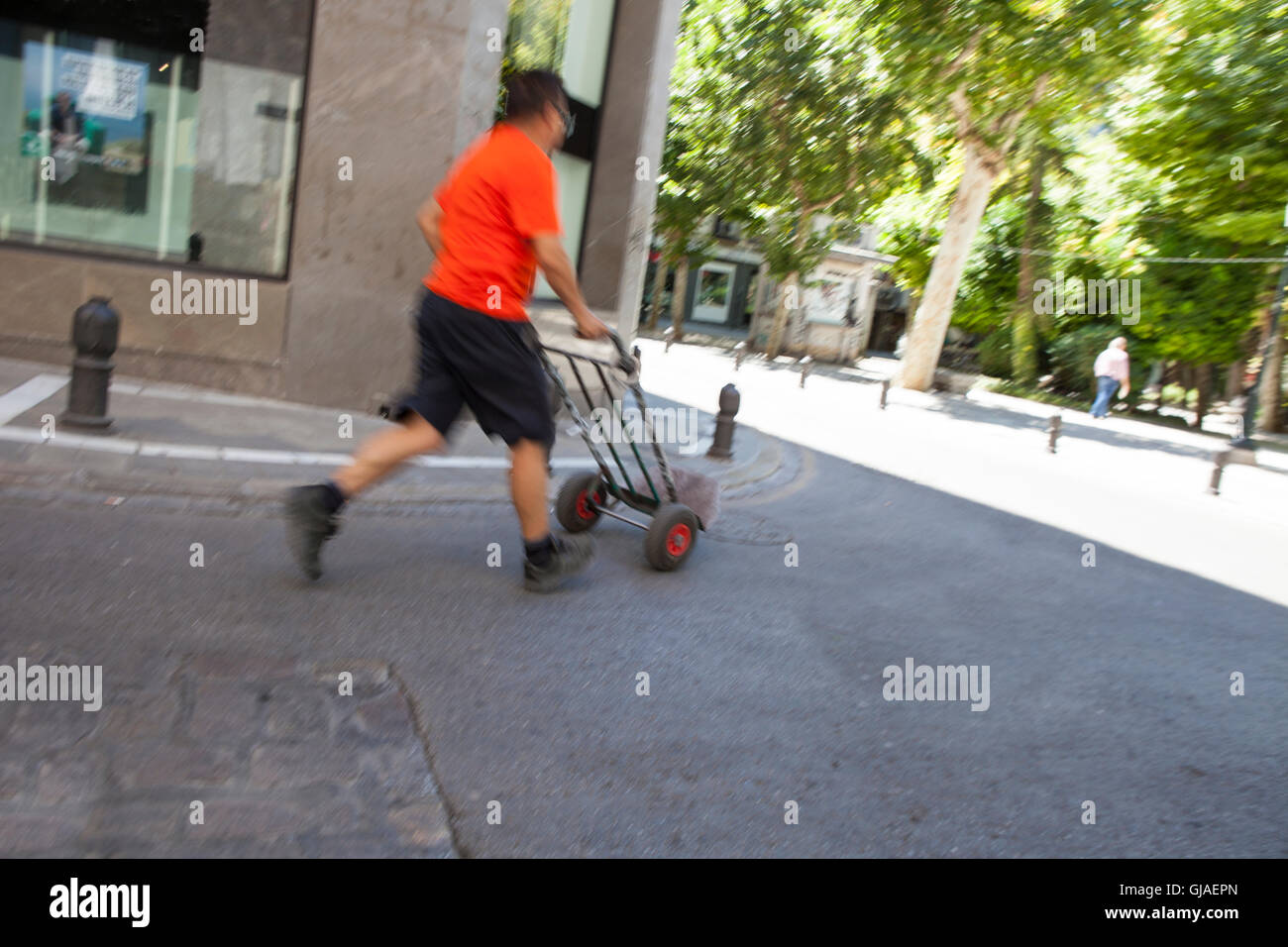 Livraison course mature homme portant un camion de main sur la rue du centre-ville. Slow motion shot Banque D'Images