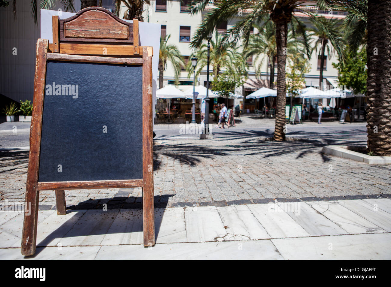 Tabloïd vide proposant des aliments pour terrasse des restaurants, Granada, Espagne Banque D'Images