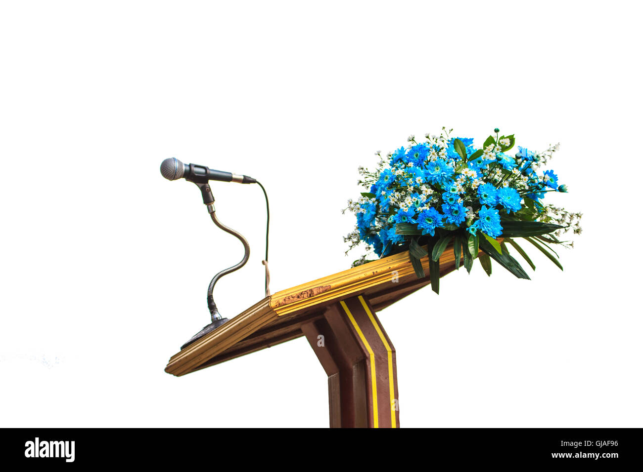 Podium et microphones avec fleur sur fond blanc Banque D'Images
