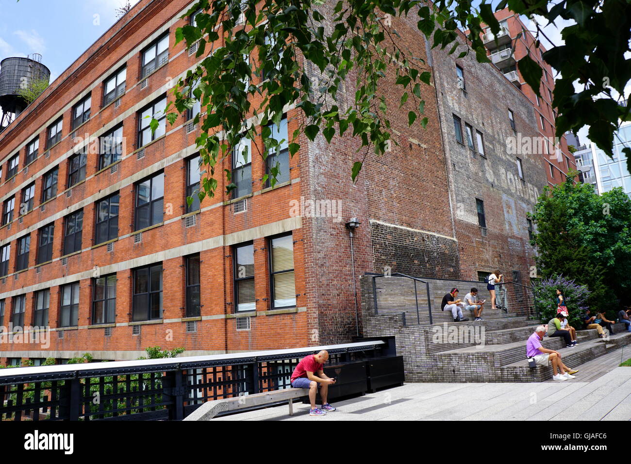 Les touristes se détendre à la new york city high line dans la zone de chelsea Manhattan NYC, NY, USA Banque D'Images