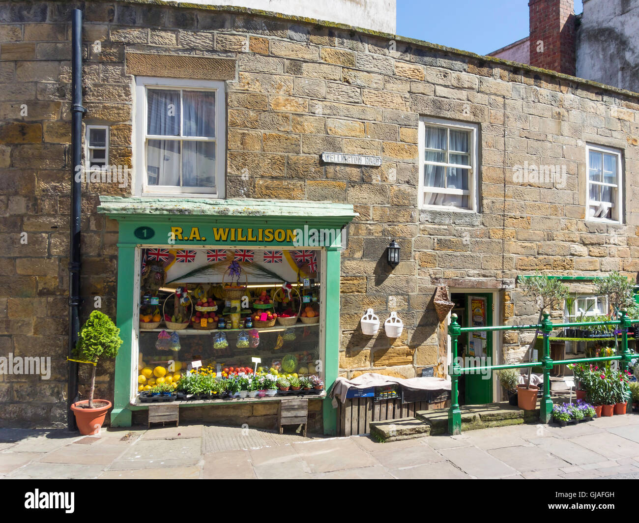 Une petite boutique de fleurs et de fruits, fondée en 1800, dans la région de Whitby, North Yorkshire Angleterre UK Banque D'Images