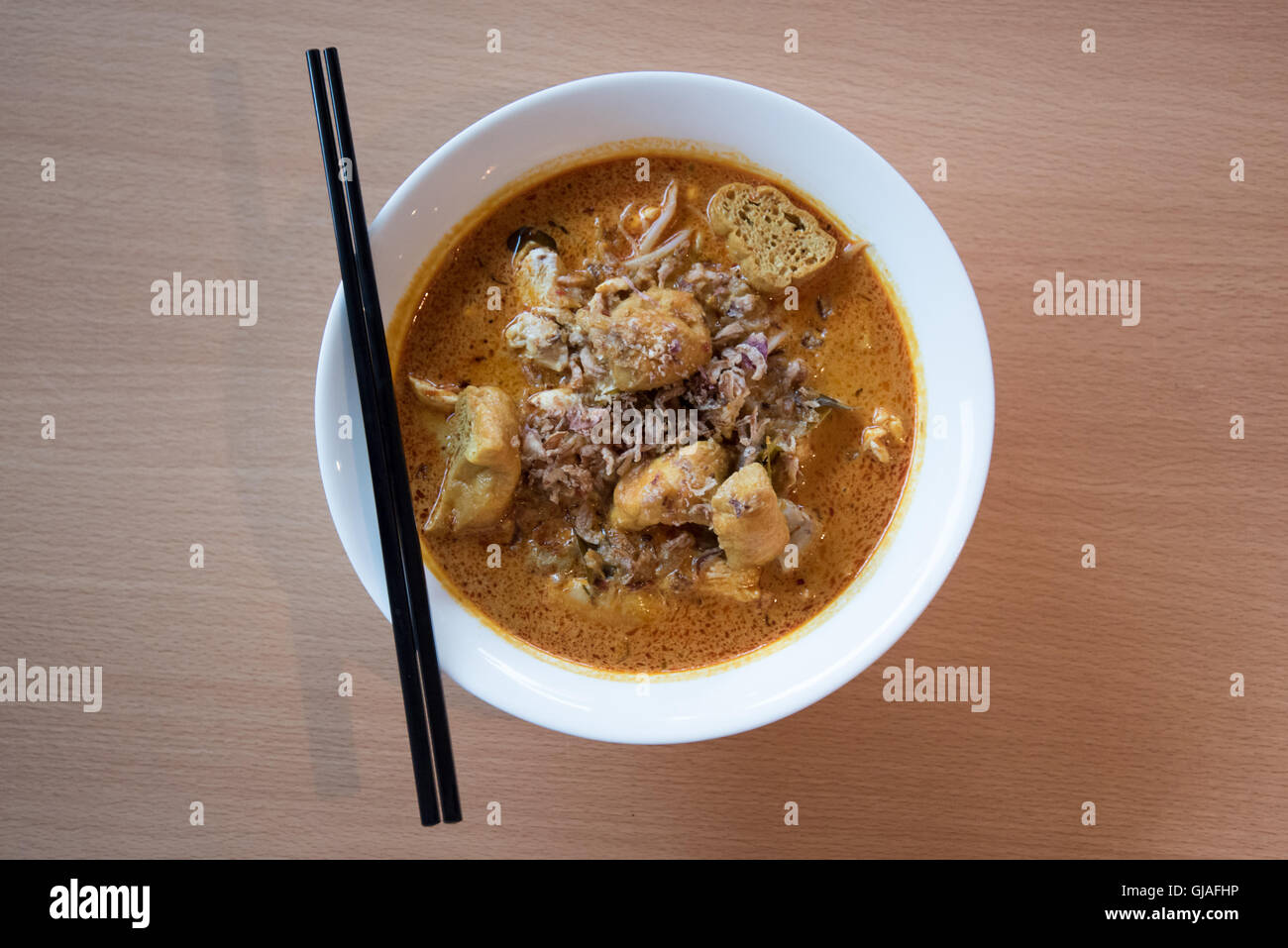 Le poulet et le tofu laksa une soupe aux nouilles parfumée chaude lave Banque D'Images