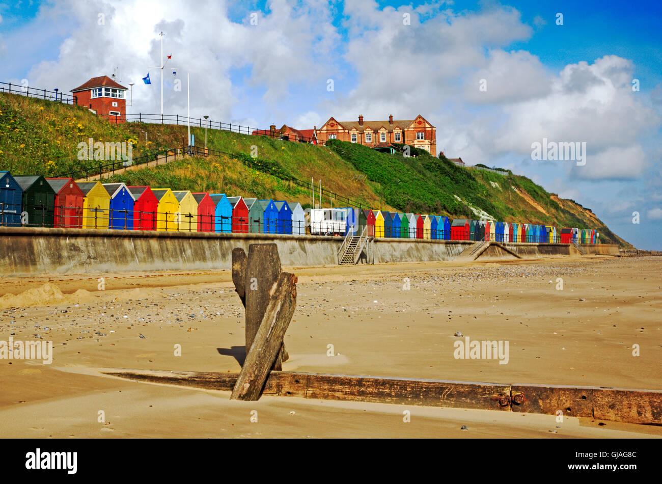 Une vue sur la plage, promenade, et falaises, au village et resort de Mundesley, Norfolk, Angleterre, Royaume-Uni. Banque D'Images