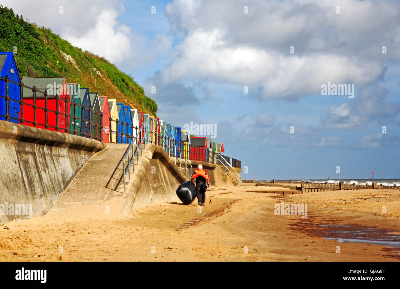 Un-déchets au travail sur la plage de Mundesley-sur-Mer, Norfolk, Angleterre, Royaume-Uni. Banque D'Images