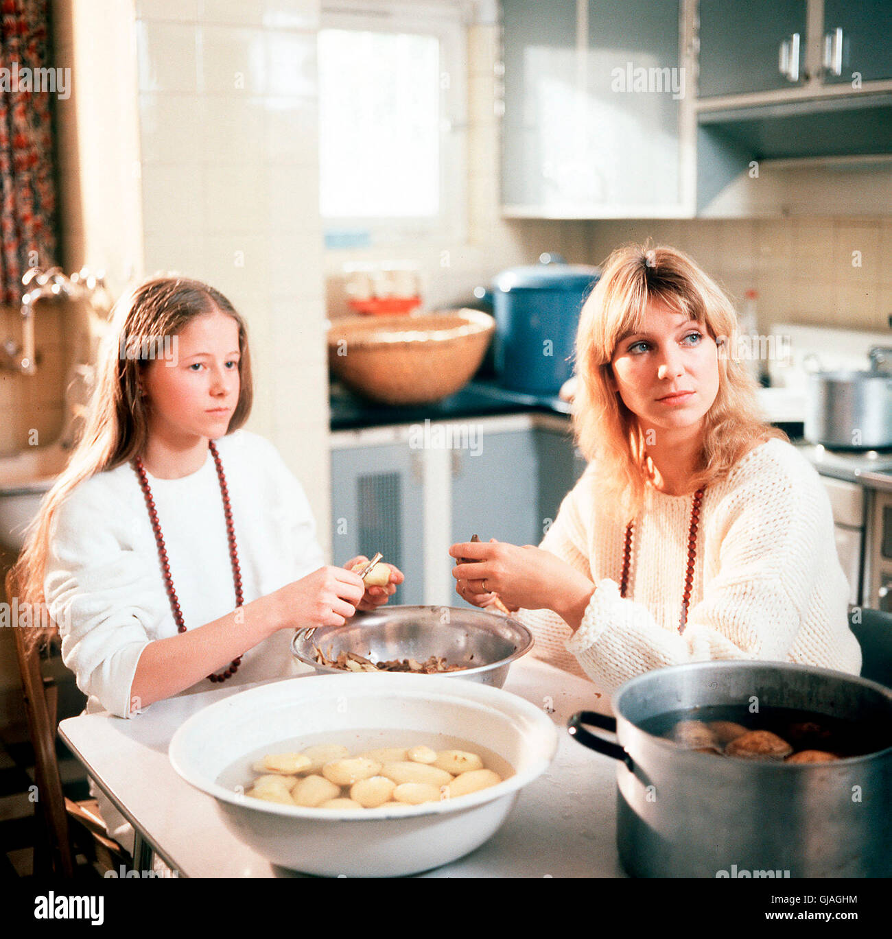 SOKO 5113 dans die falsche Richtung D 1986 Voir mit Nora (SILVIA SEIDEL, l.) und Bärbel Mattner (SABINE KAACK). Regie : Kai Borsche aka. Dans die falsche Richtung Banque D'Images