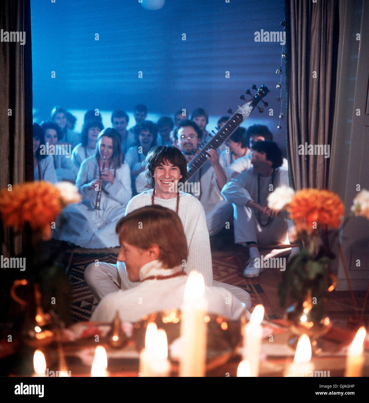 SOKO 5113- Foto : Peter (ROLAND MOMME JANTZ) wird in die Sekte aufgenommen. Regie : Kai Borsche aka. Dans die falsche Richtung Banque D'Images