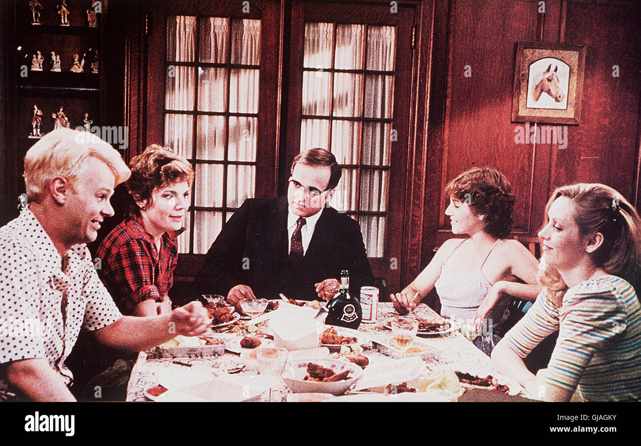 DIE VERRÜCKTEN NACHBARN- der brave, langweilige Spießer Earl (John Belushi, Mitte) lebt mit senneur Ehefrau Enid (KATHRYN WALKER) und Tochter des seineurs dans trauter Eintönigkeit augeflippte das bis dahin, Pärchen Vic (Dan Akroyd, l.) und Ramona (CATHRY MORIARTY) Nachbarhaus einzieht ins... Regie : John G. Avildsen aka. Voisins musicaux Banque D'Images