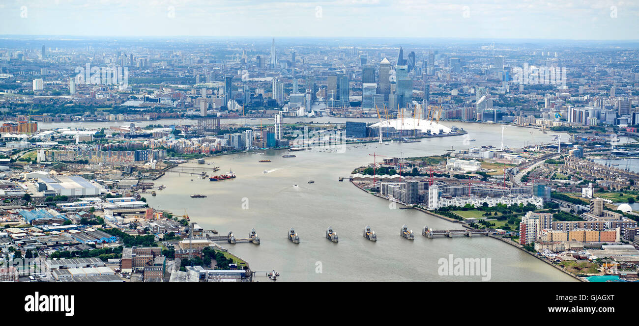 Une vue aérienne jusqu'à la Tamise, sur la péninsule de Greenwich et l'O2, Canary Wharf et la ville au loin Banque D'Images