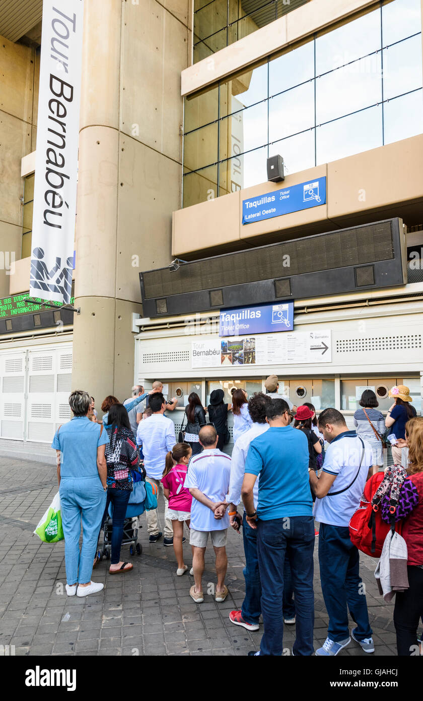 File de gens faire la queue à la billetterie pour la visite du stade Santiago Bernabéu, Madrid, Espagne Banque D'Images