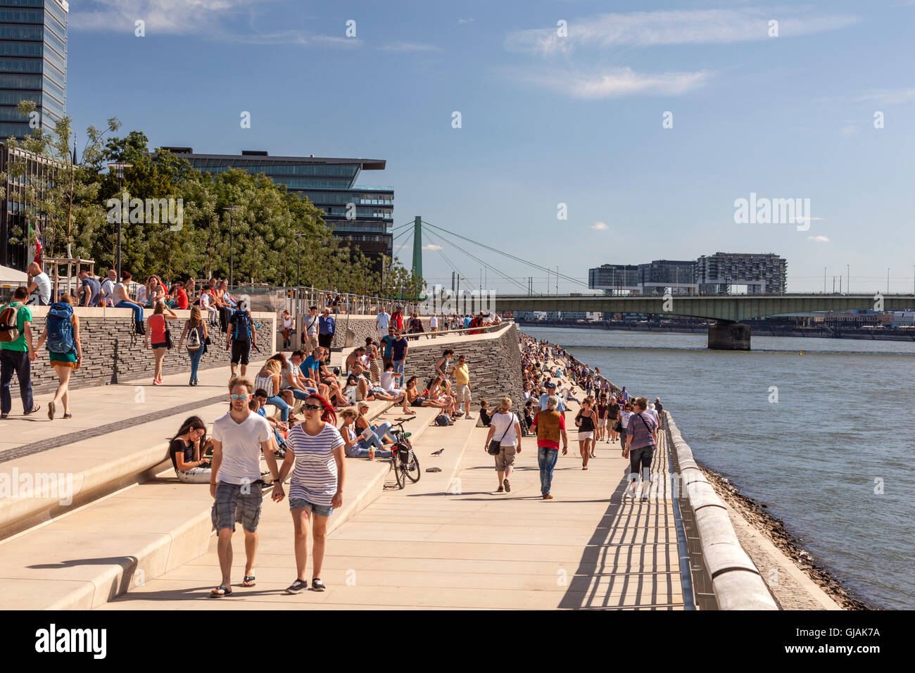Promenade au bord de l'eau de Cologne, en Allemagne. Banque D'Images