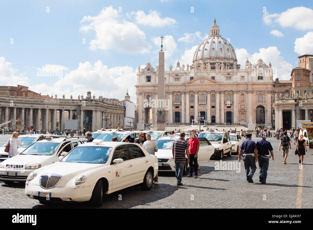 Cité du Vatican, Cité du Vatican - le 16 septembre 2010 : les touristes, taxi et la police en face de la Cathédrale Saint-Pierre Banque D'Images