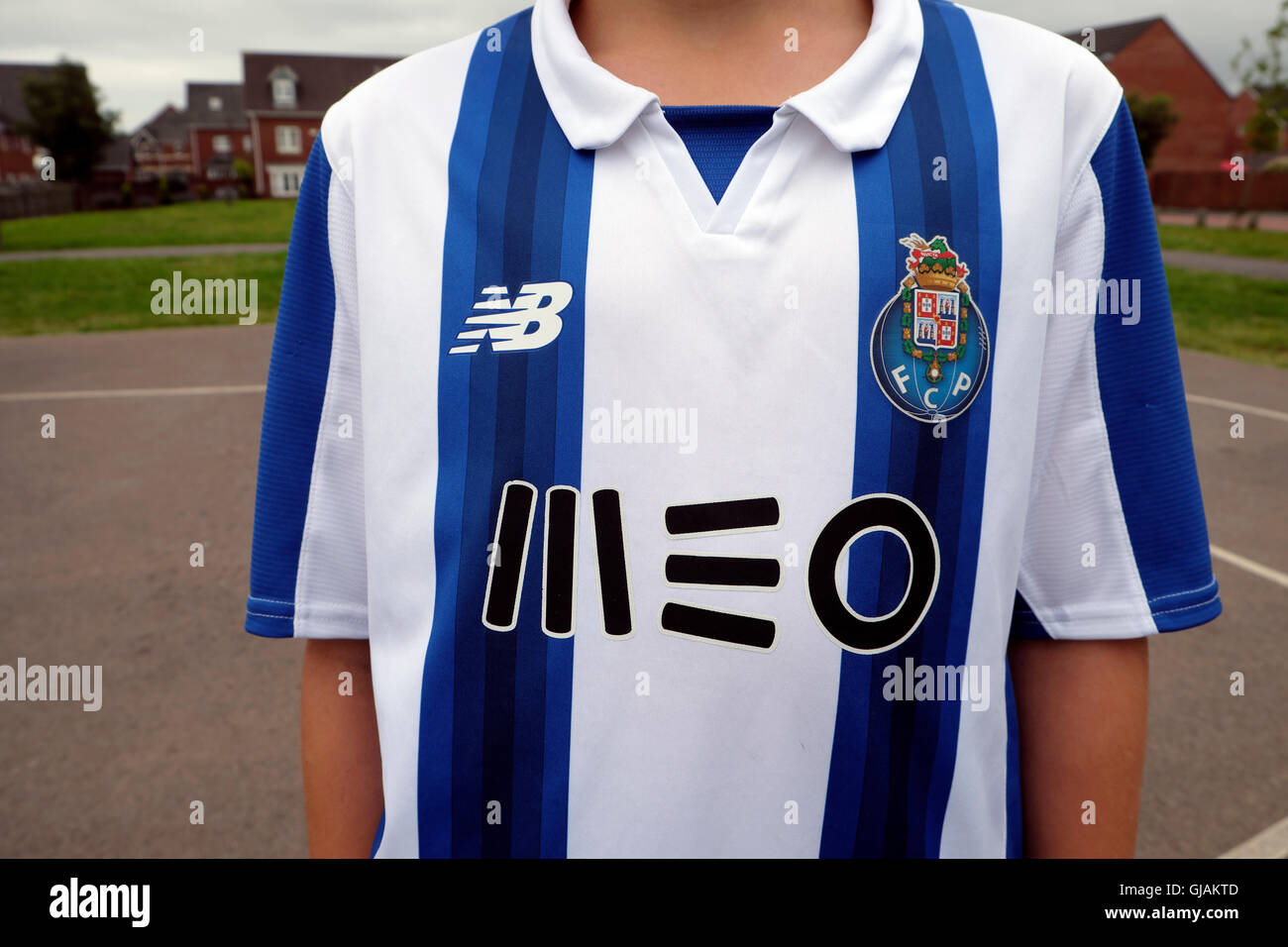 Boy wearing FC Porto Portugal football shirt UK KATHY DEWITT Banque D'Images