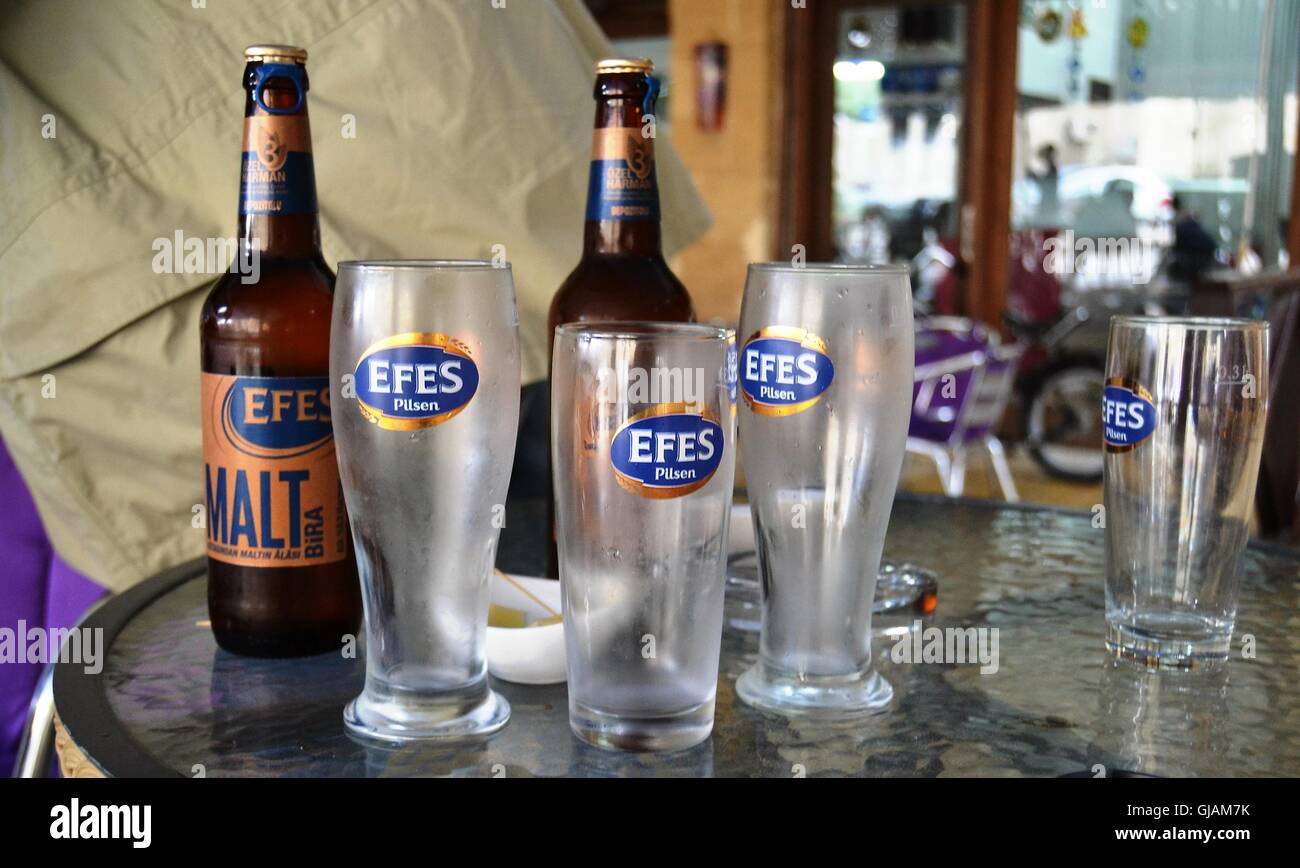 Froid de glace revue de la bière en bouteille et verres sur une table Banque D'Images