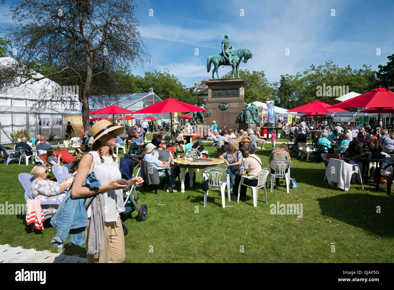 Les visiteurs de l'assemblée annuelle d'Édimbourg Festival du livre le soleil brille à Charlotte Square. Banque D'Images