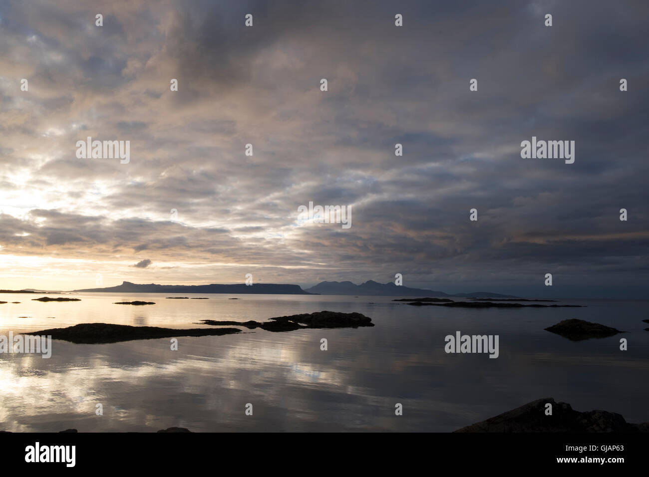 Coucher de soleil sur l'île de Eigg Hébrides du littoral sur Arisaig dans l'ouest de l'Écosse Banque D'Images