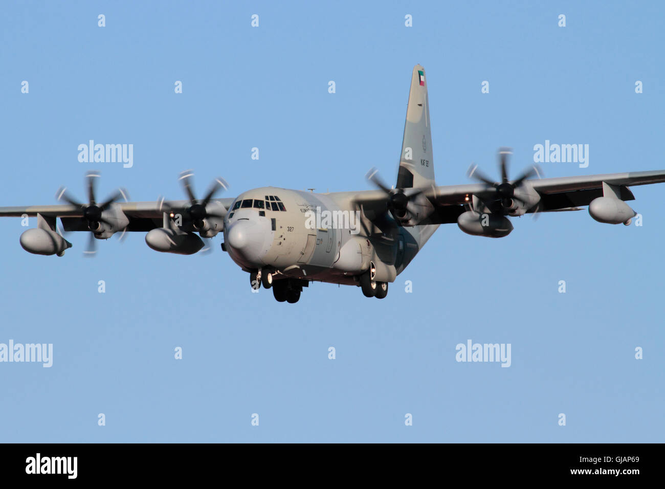 Lockheed Martin KC-130J Hercules quatre turbopropulseurs d'avion de transport militaire l'Armée de l'air koweïtienne en approche Banque D'Images