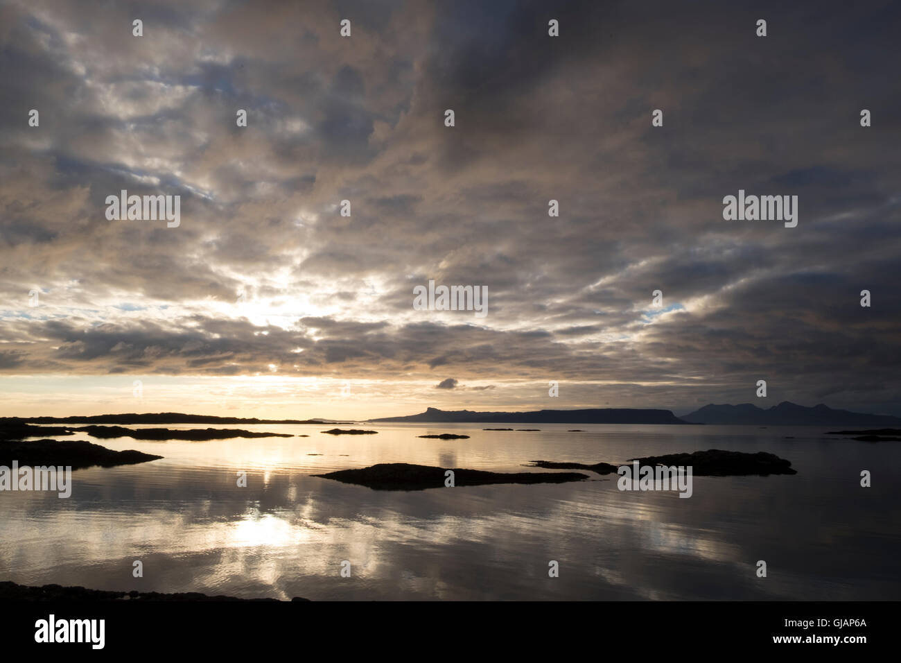 Coucher de soleil sur l'île de Eigg Hébrides du littoral sur Arisaig dans l'ouest de l'Écosse Banque D'Images