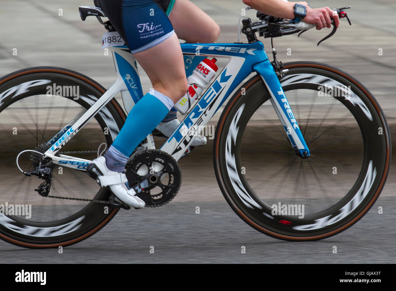 Vélo de route trek, les cadres de bicyclette, en fibre de carbone  monocoque, vélo composite ; les cyclistes à l'élite du Championnat  britannique 2016 Triathlon Tri comme Liverpool accueille le meilleur de