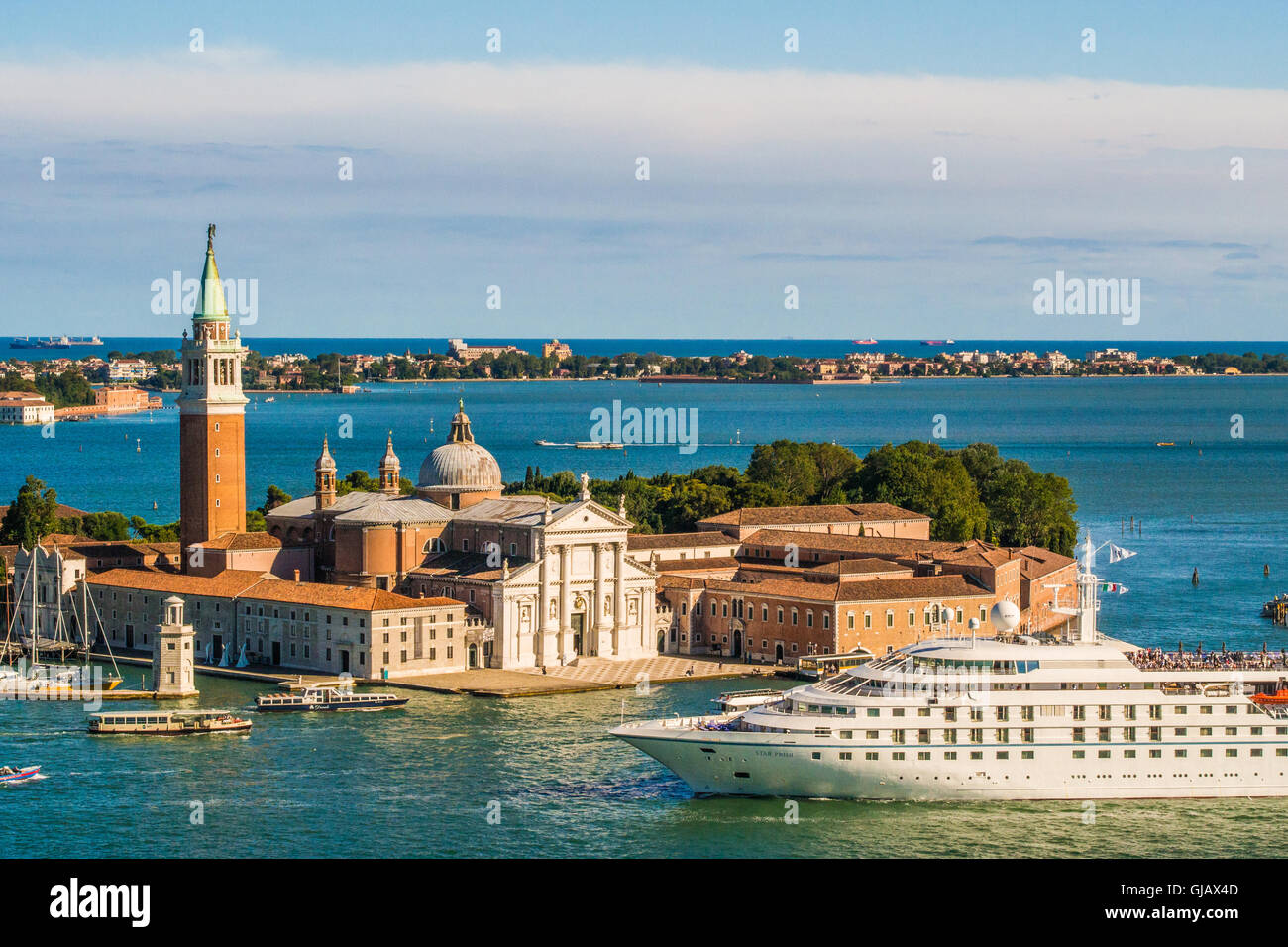 Bateau de croisière en face de l'île de San Giorgio Maggiore, à Venise, Vénétie, Italie. Banque D'Images