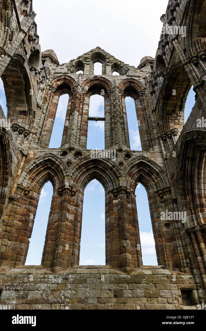 L'extrémité de la section les ruines de l'abbaye de Whitby. Dans la région de Whitby, North Yorkshire, Angleterre. Banque D'Images