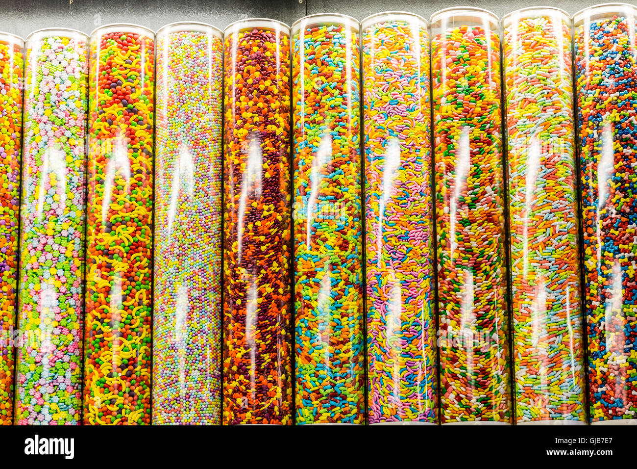 Bonbons colorés dans des tubes de verre en magasin de bonbons Banque D'Images