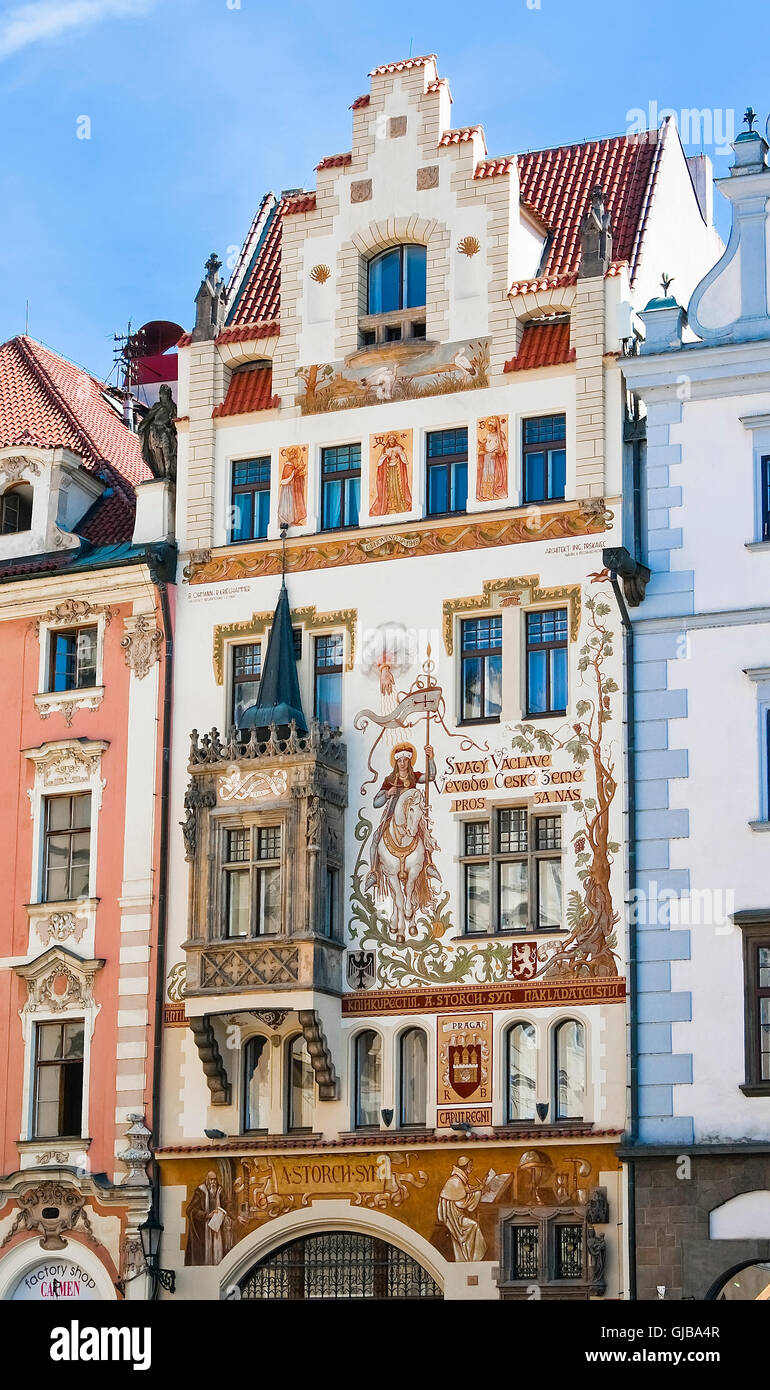 La façade de la maison sur la place de la vieille ville de Prague avec de belles peintures. République tchèque. Banque D'Images