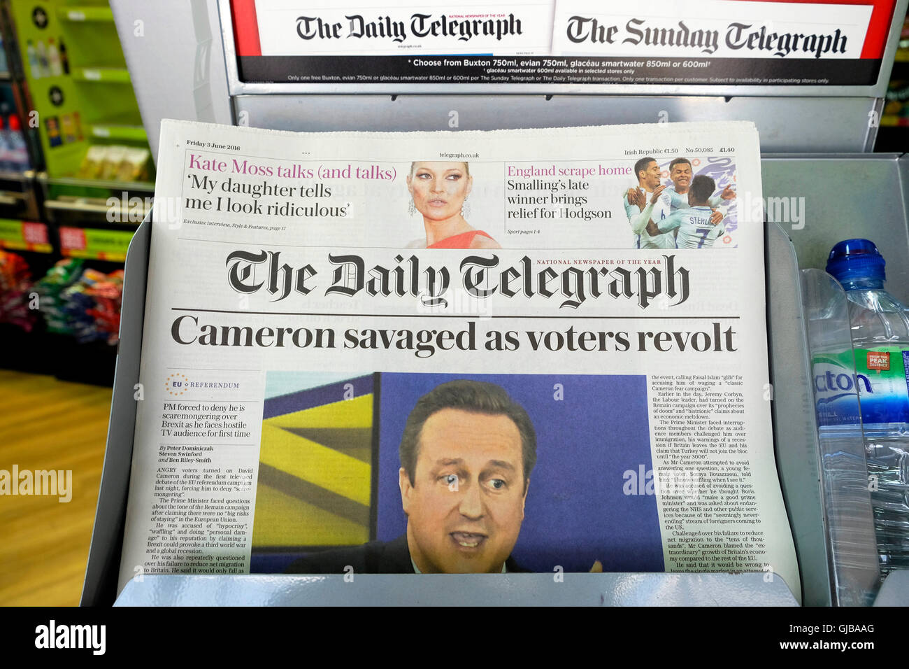 Le Daily Telegraph titre 'Cameron attaquée violemment en tant qu'électeurs revolt' le 3 juin 2016 à un marchand de Londres, Grande-Bretagne Banque D'Images