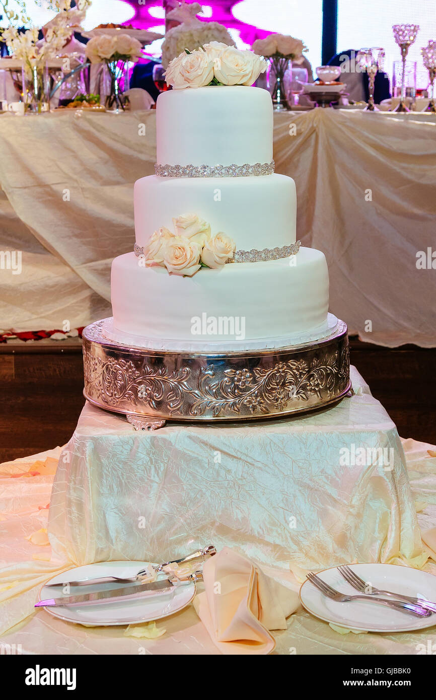 Image d'un beau gâteau de mariage à la réception Banque D'Images