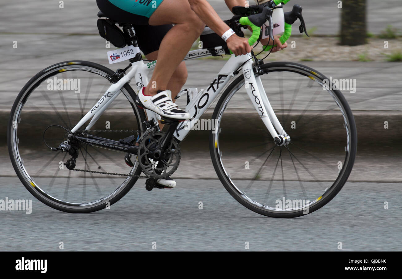 Potence vélo de route sportif de carbone, fibre de carbone les cadres de  bicyclette, monocoque, cadres, châssis vélo composite monté par des  cyclistes à l'élite du Championnat britannique 2016 Triathlon Tri comme