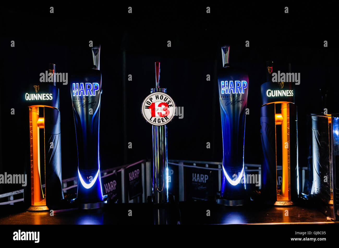 Gamme de pompes à bière de Guinness (Diageo) y compris Harp Lager et hop  House 13 dans un dark night club Photo Stock - Alamy