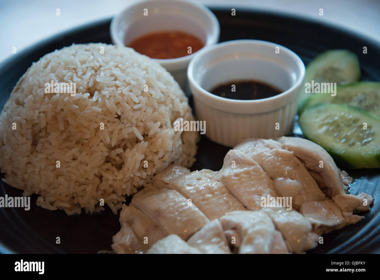 Poulet Hainan poulet poché doux avec du riz parfumé et de concombre sauce chili Banque D'Images