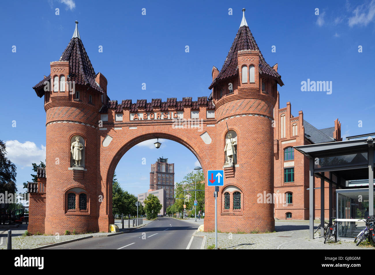Avec la porte de Borsig Borsig Tower vu à travers l'arche, Tegel, Berlin, Allemagne Banque D'Images