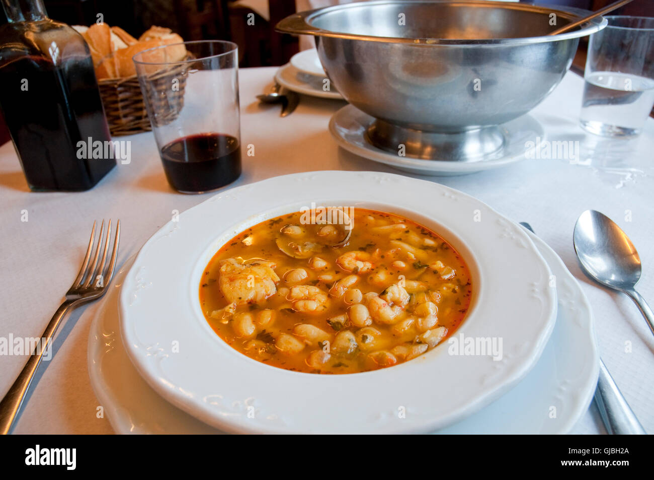 Les haricots avec des fruits de mer. Les Asturies, Espagne. Banque D'Images