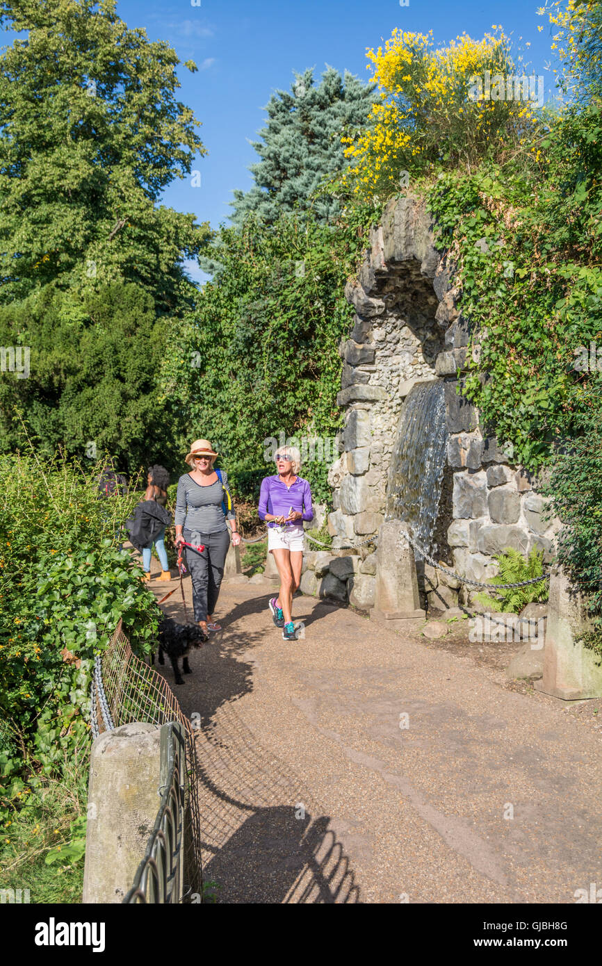 Un couple en train de marcher à travers le domaine de Chiswick House, un des premiers 18thC villa palladienne à Chiswick, Londres, Angleterre, Royaume-Uni Banque D'Images