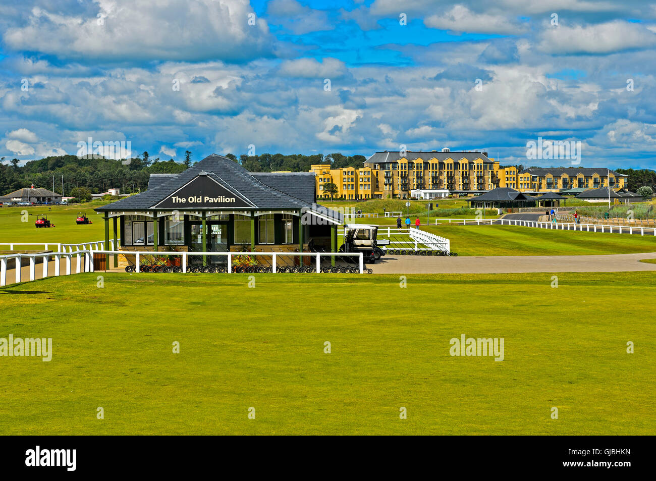 L'ancien pavillon de l'Old Course, Old Course Hotel derrière, terrain de golf de St Andrews Links, St Andrews, Fife, Scotland, grand T0 Banque D'Images