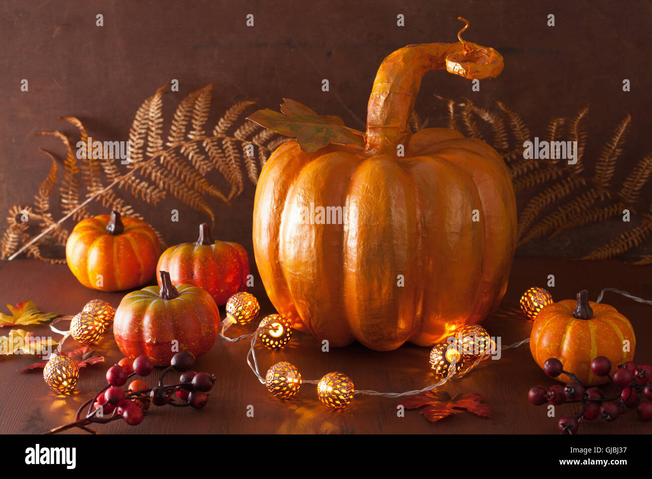 Papier mâché d'or de décoration de citrouille et les feuilles d'automne pour halloween thanksgiving Banque D'Images