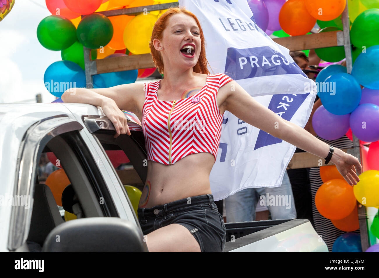 Jeune fille à tête rouge dans le défilé LGBT Pride Prague femme République tchèque Banque D'Images