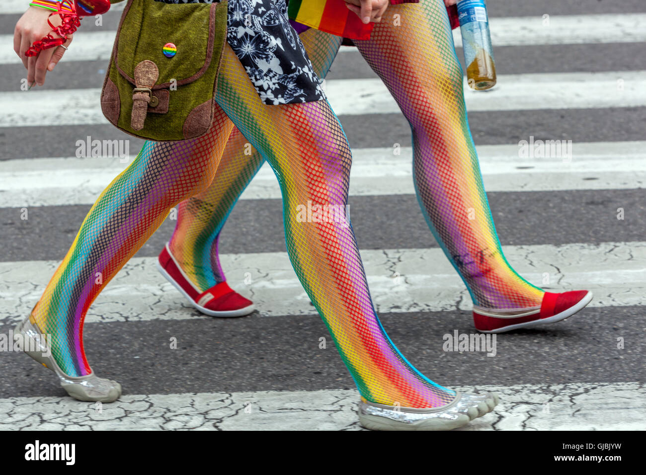 Couple sur une passerelle, paire dans des bas dans la communauté LGBT couleurs arc-en-ciel mode de rue, Prague Pride, République tchèque Nylons, collants, jambes marchant Banque D'Images