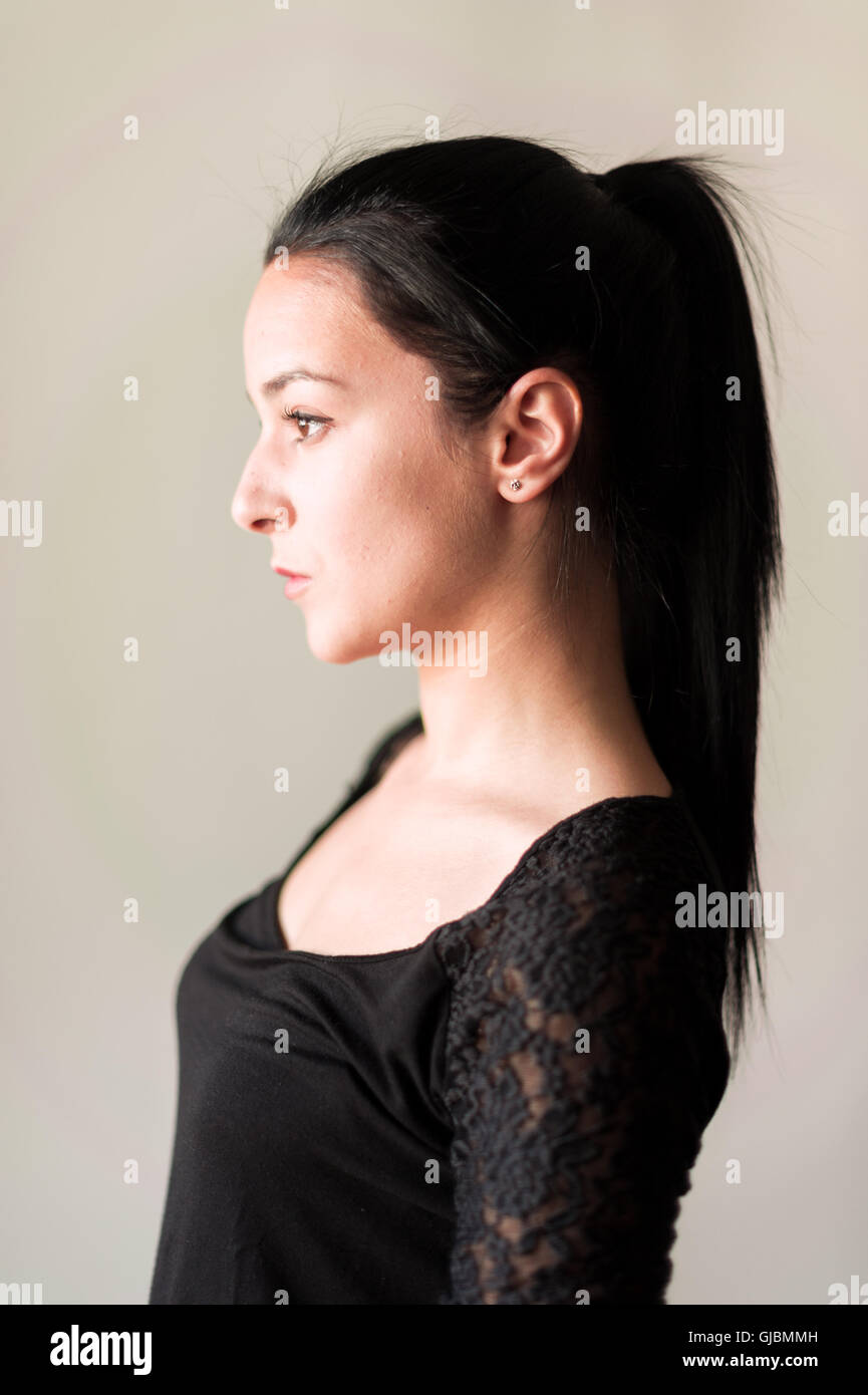 Portraits d'une jeune fille avec des cheveux noirs en queue. Banque D'Images