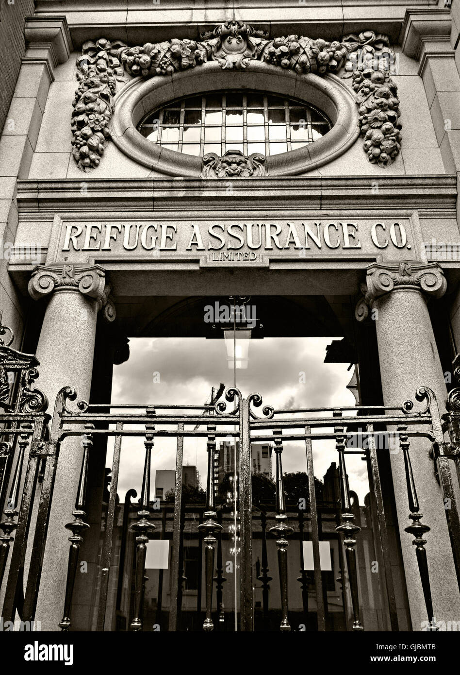 Immeuble de bureaux d'assurance Refuge sépia, Oxford Road, Manchester Banque D'Images