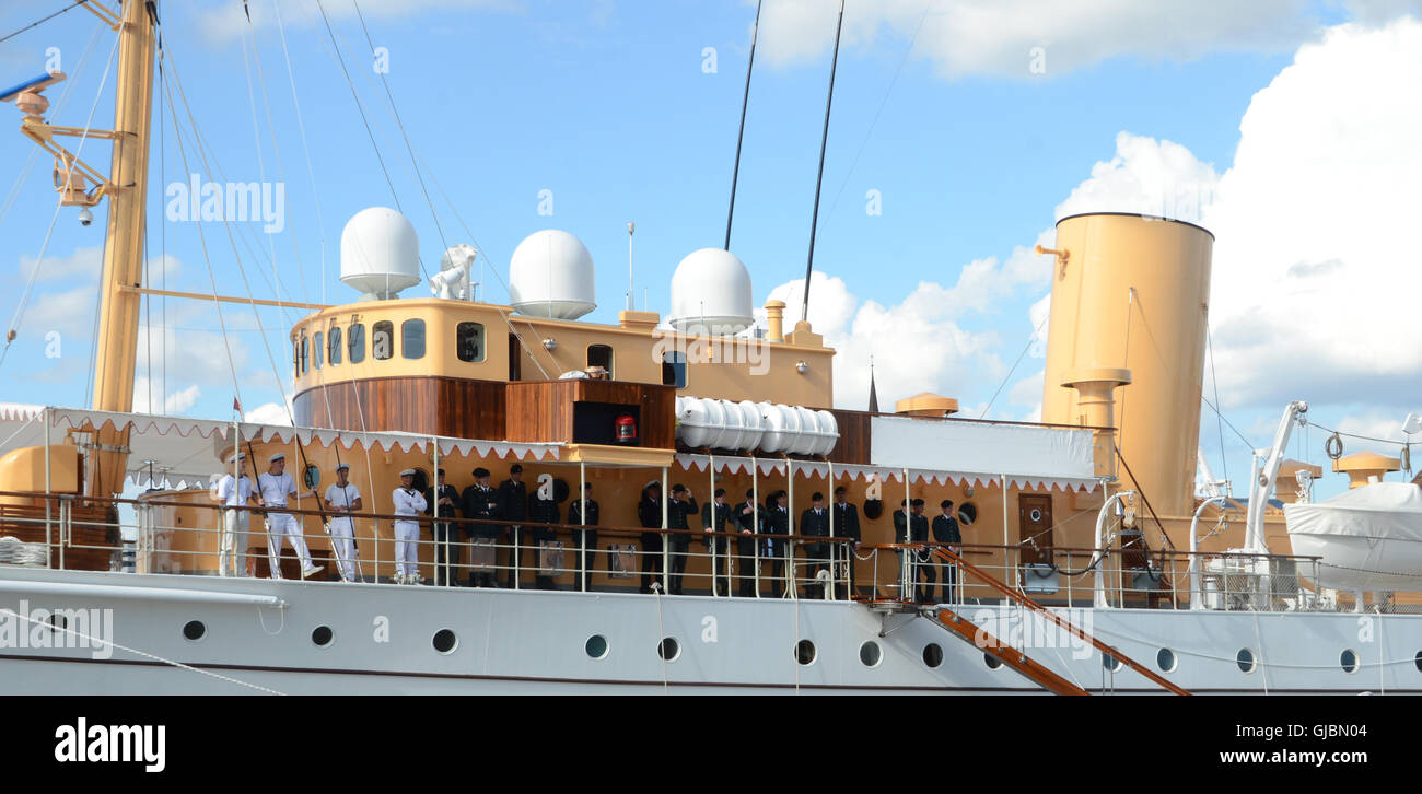 Les membres de la Gendarmerie royale navire danois Dannebrog aligné avant de quitter la terre. Banque D'Images